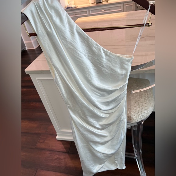 Stunning Elliatt dress in ivory - Picture 6 of 8